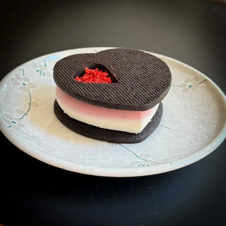 fairyy cakes Kakaové linecké srdiečko s malinovým mousse a bielou čokoládou.