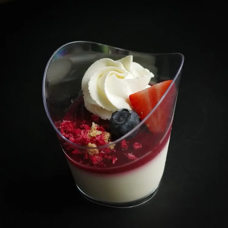 fairyy cakes Panna cotta s ovocim