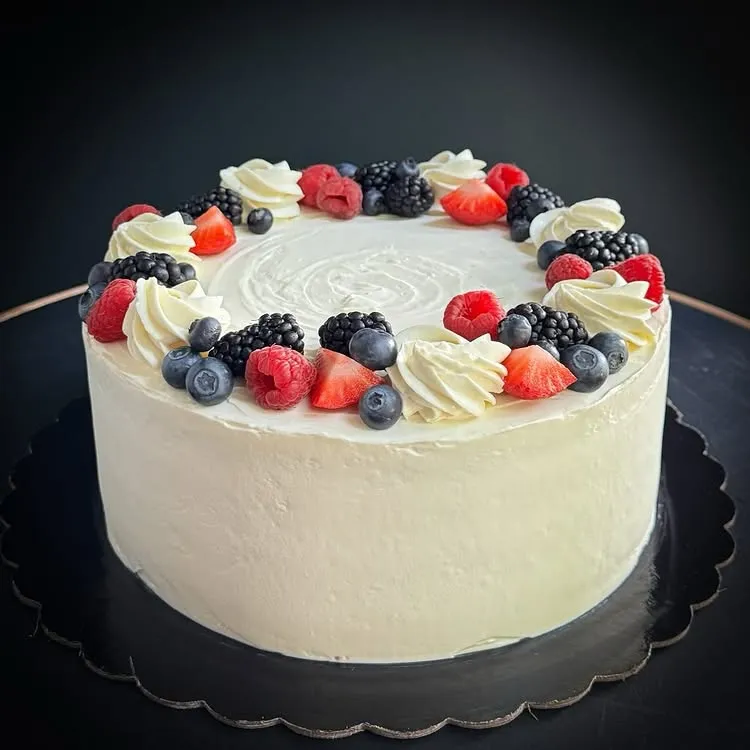 fairyy cakes Torta vysoka s ovocim