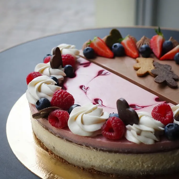 fairyy cakes ovocný cheesecake s jahodami a šľahačkou